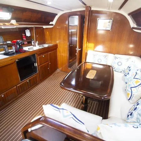 Hotel en barco Autentico Velero En