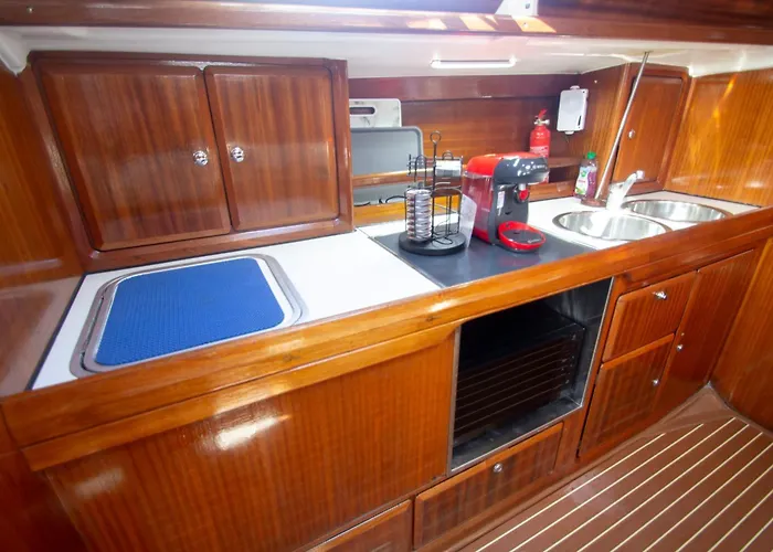 Autentico Velero En Botel