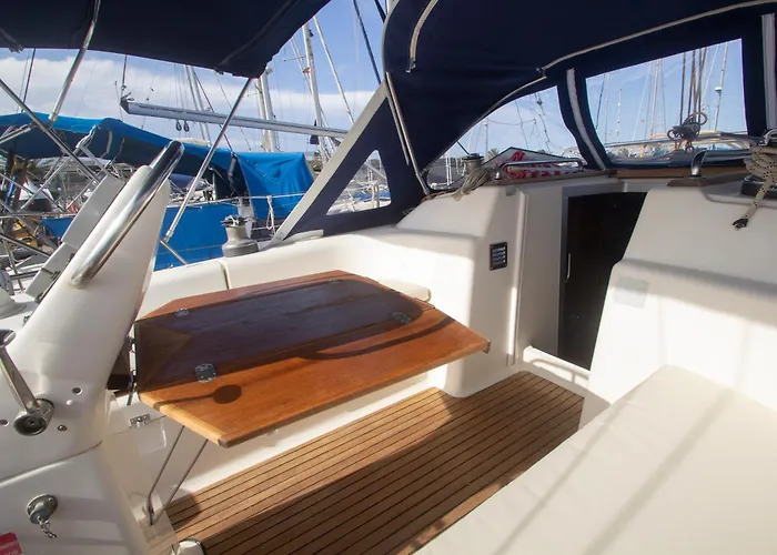 Autentico Velero En Botel Valencia