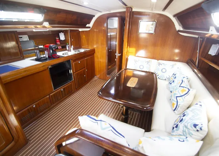 Botel Autentico Velero En