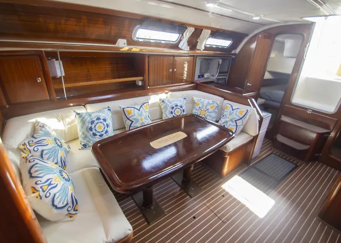 Autentico Velero En Botel *