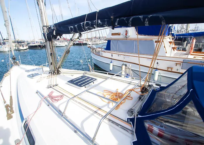 Autentico Velero En Botel Valencia