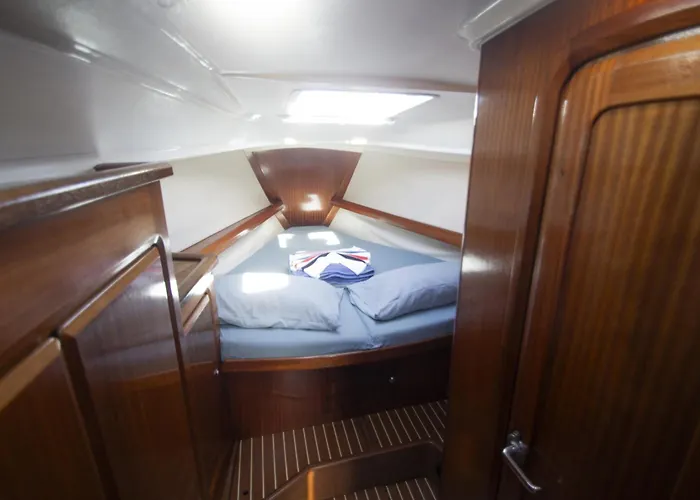 Autentico Velero En Botel