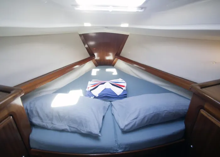 Autentico Velero En Botel