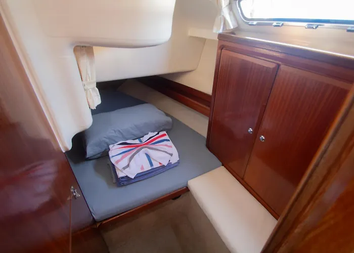 Autentico Velero En Botel *