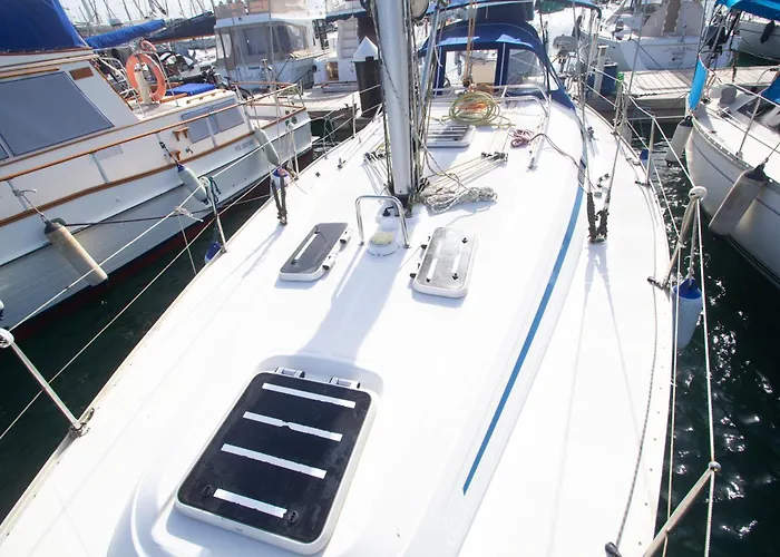 Autentico Velero En Botel Valencia